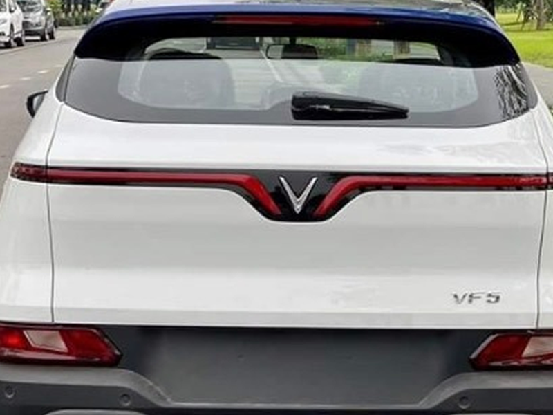 Huy hiệu VF 5 gắn sau xe