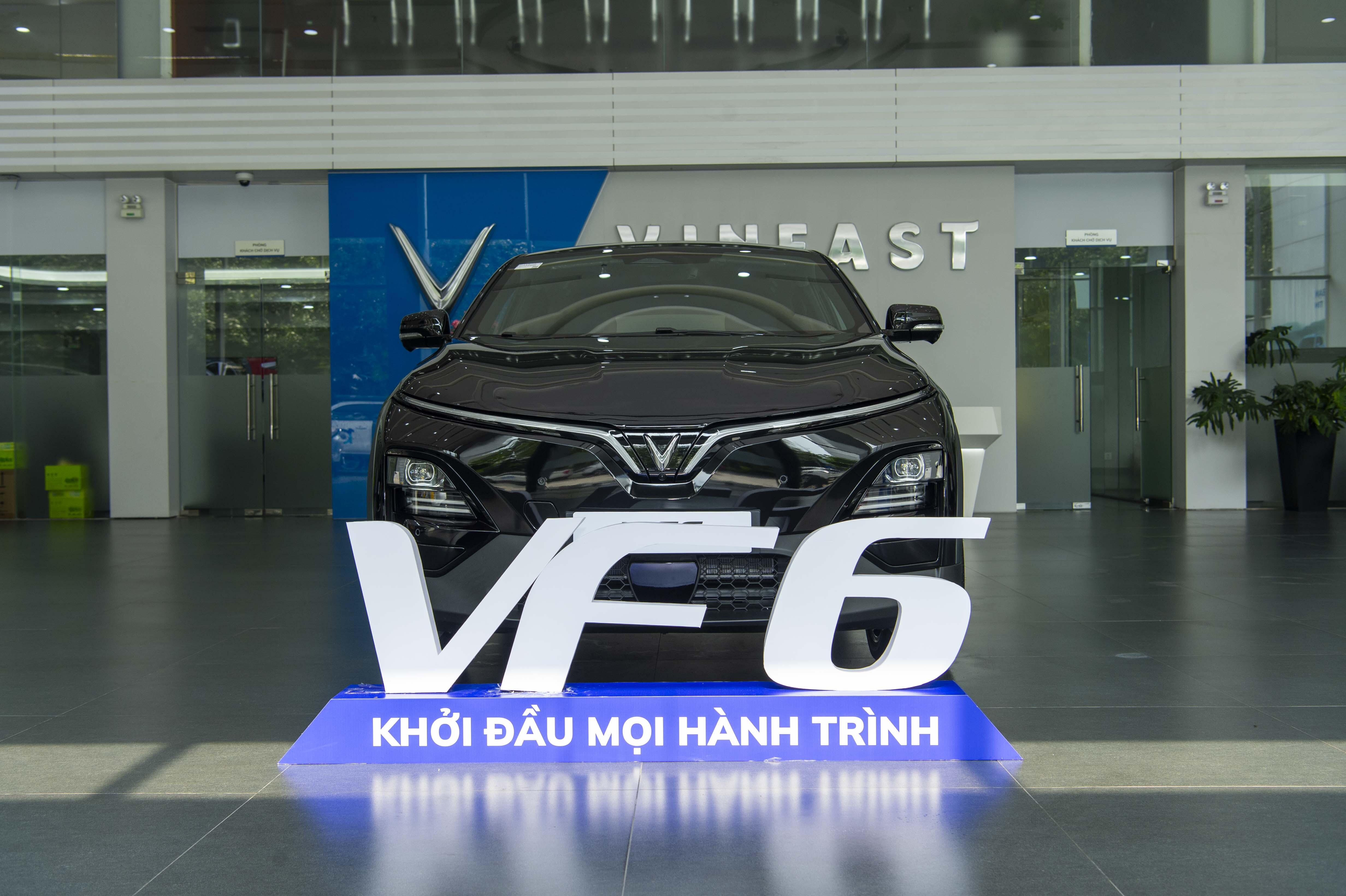 Phần đầu xe gây ấn tượng bởi dải đèn ban ngày LED hình chữ V